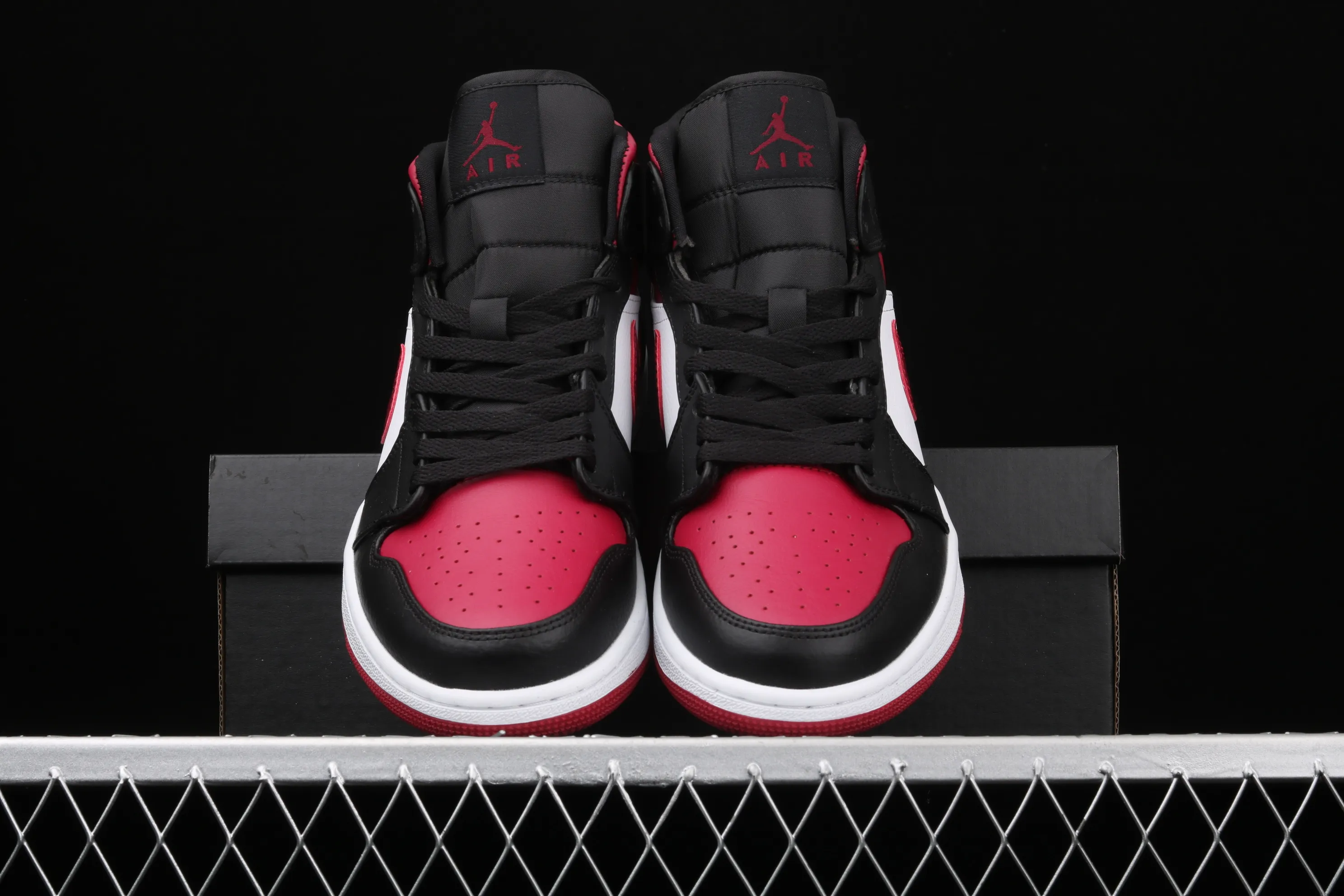 All categories Air Jordan Jordan series basketball shoes Air Jordan 1 Mid Air Jordan 1 Mid AJ1 Joe 1 black and red toe Zhongbang series basketball shoes 554724-066